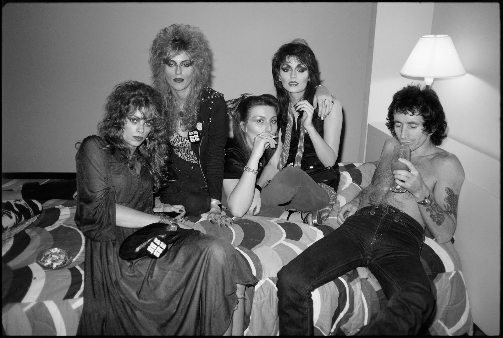 bonscottandtheheathengirlsatlantageorgia1978bw28229.jpg